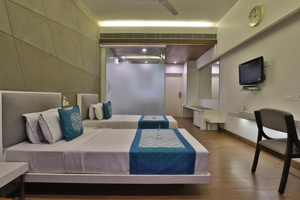 Capital O 1338 Hotel Harmony Rajkot Eksteriør bilde