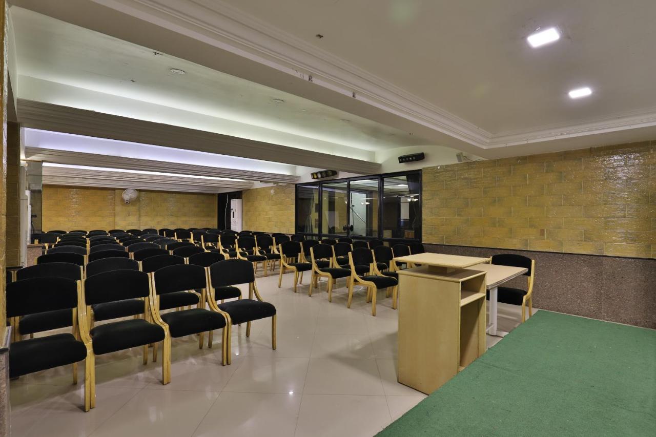 Capital O 1338 Hotel Harmony Rajkot Eksteriør bilde