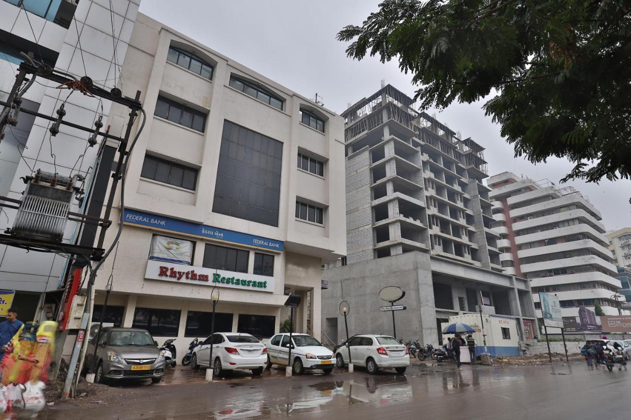 Capital O 1338 Hotel Harmony Rajkot Eksteriør bilde