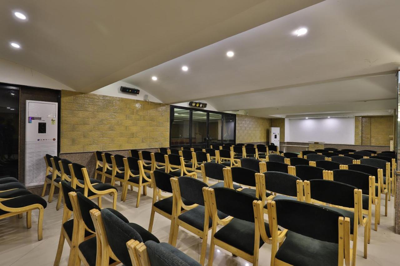 Capital O 1338 Hotel Harmony Rajkot Eksteriør bilde