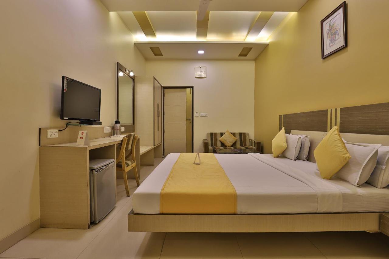 Capital O 1338 Hotel Harmony Rajkot Eksteriør bilde