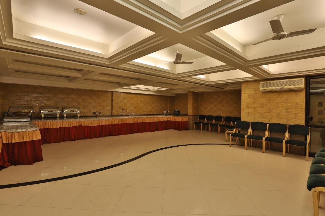 Capital O 1338 Hotel Harmony Rajkot Eksteriør bilde
