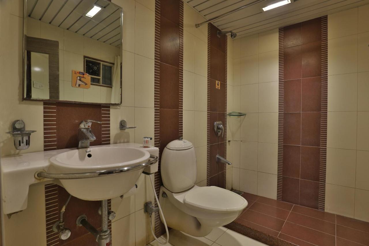 Capital O 1338 Hotel Harmony Rajkot Eksteriør bilde